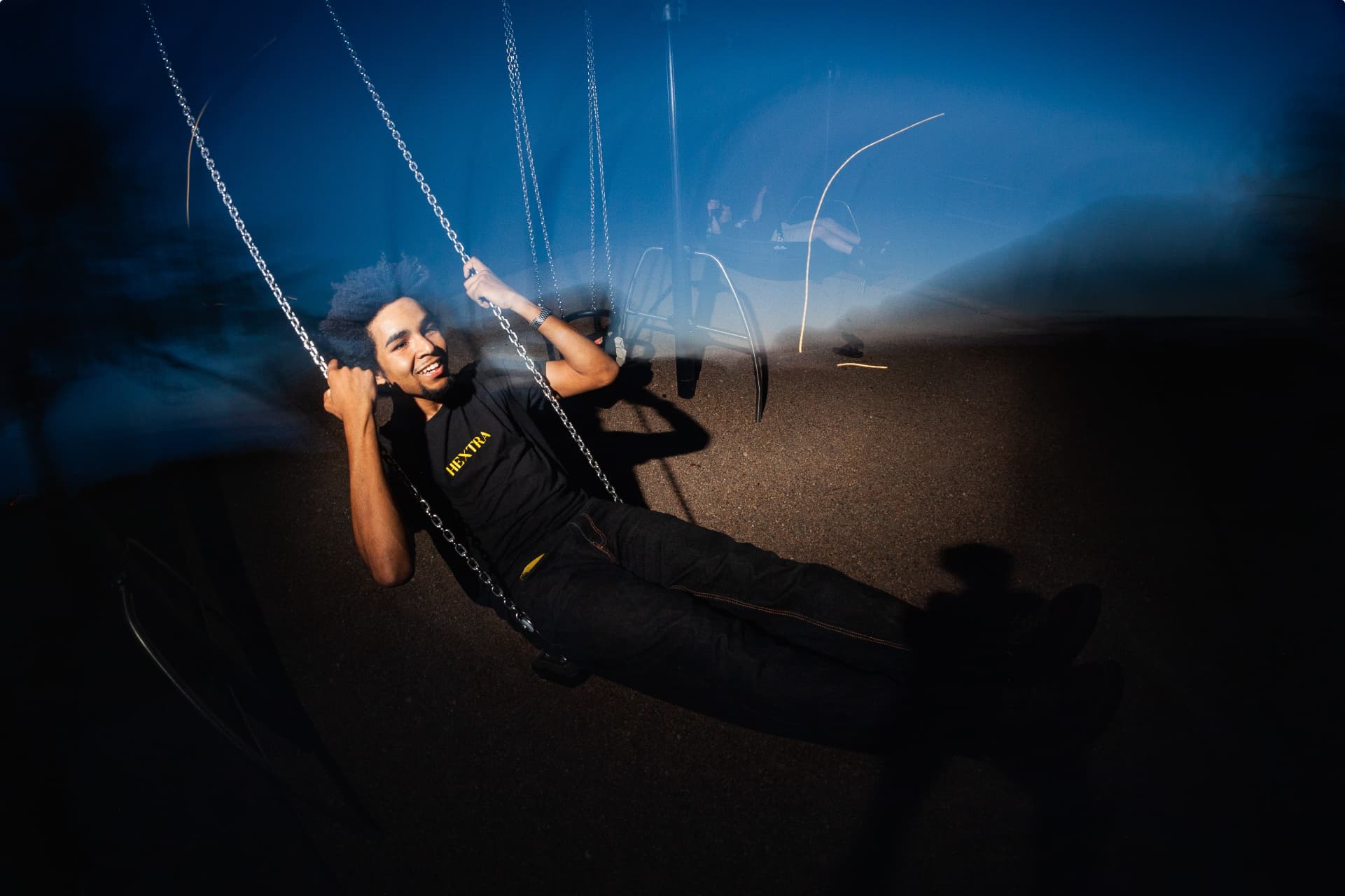 Amiel Coralia porte un tee-shirt Hextra Skateboarding fabriqué en France à partir de coton recyclé.