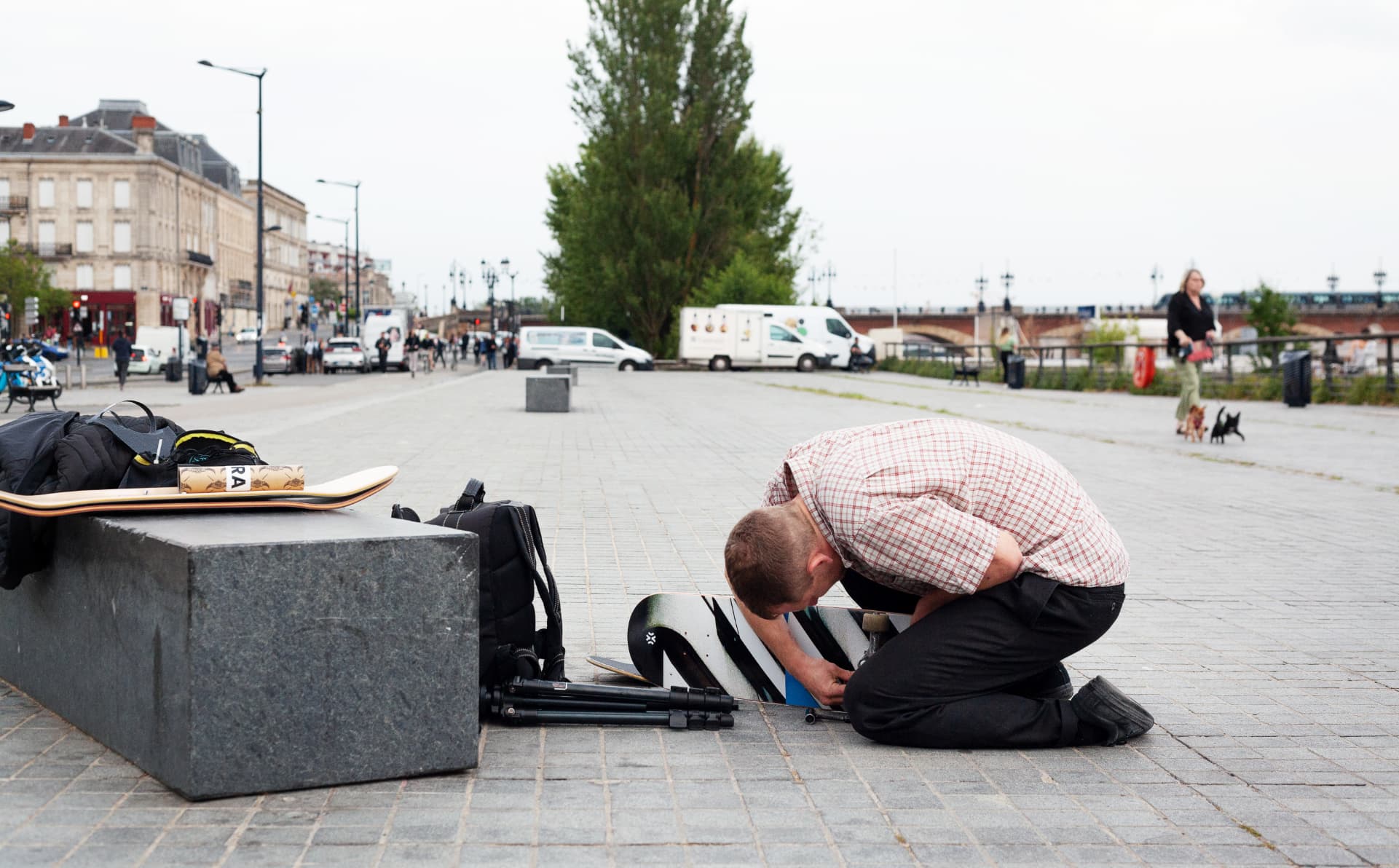 George Briggs monte une planche de skateboard Hextra Skateboarding à Bordeaux.