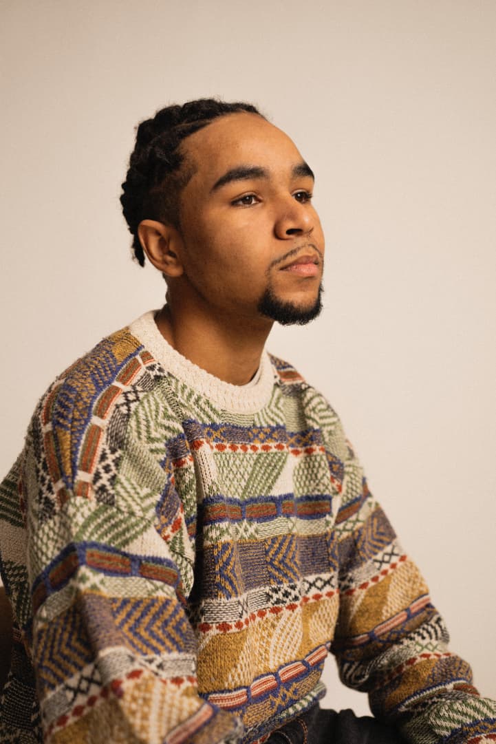 Amiel Coralia porte un pull de seconde main Hextra Shift, chiné à Bordeaux.