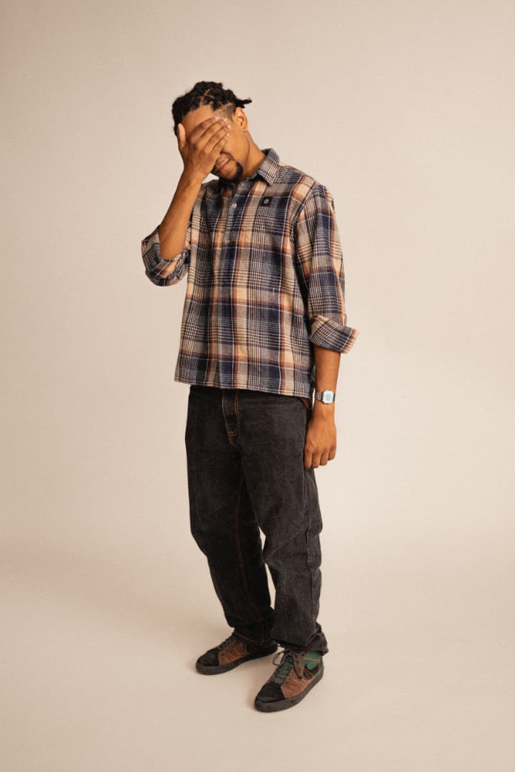 Amiel Coralia porte une chemise de seconde main Hextra Shift.